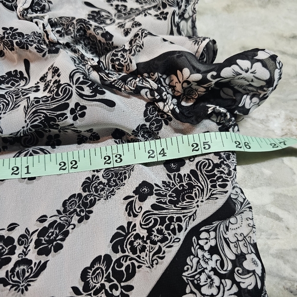 Chelsea & Theodore Woman 1X Black White Floral Peasant Blouse Sheer Ruffle Neck - Picture 6 of 7
